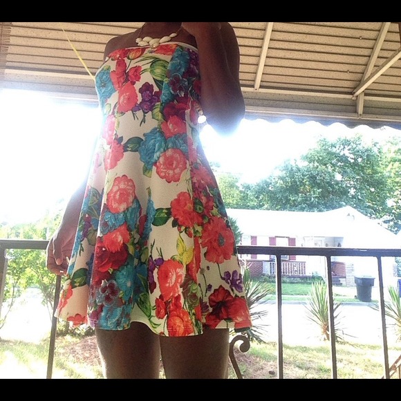 Floral haltered top Sundress - Picture 2 of 4