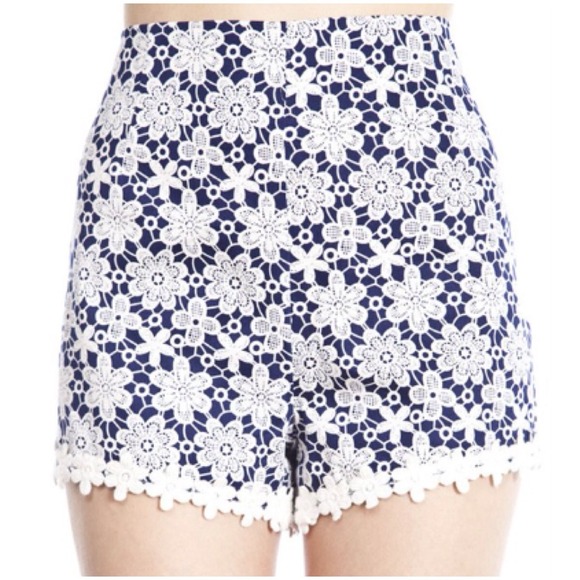 High Waist Daisy Print Shorts - Picture 2 of 4