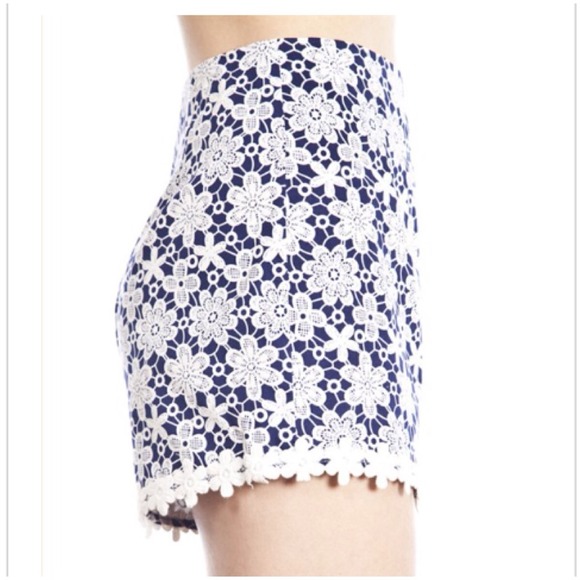 High Waist Daisy Print Shorts - Picture 4 of 4