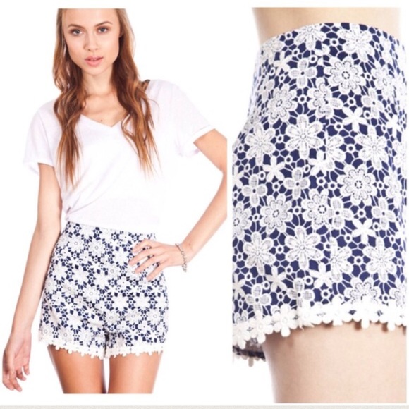 High Waist Daisy Print Shorts - Picture 3 of 4