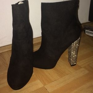 Black boots with glitter heel