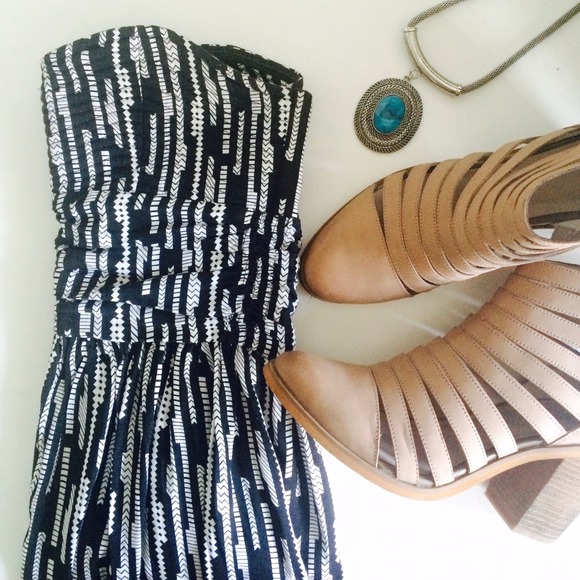 Bar III Dresses & Skirts - • Bar lll Strapless Dress •