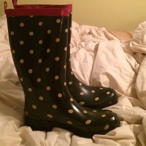 Black rain boots with off white polkadots