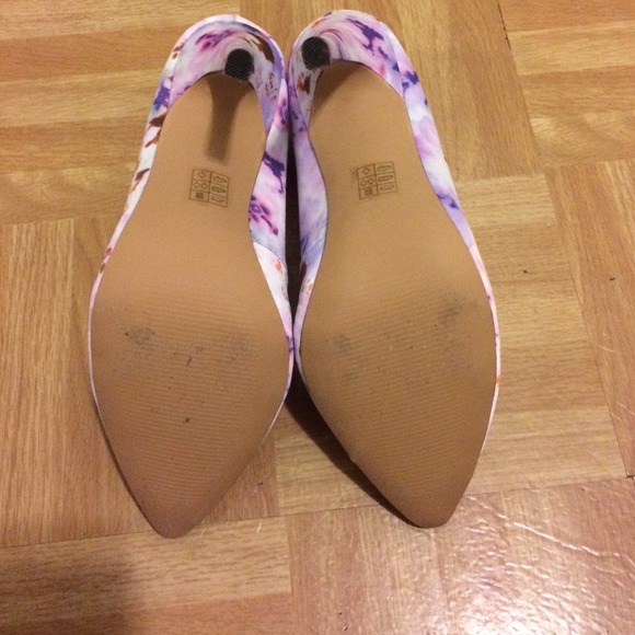 **Reduced Floral Heels** - Picture 4 of 4