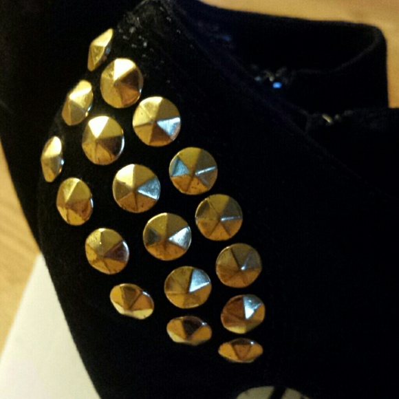 *SOLD* Steve Madden suede booties (size 7) - Picture 3 of 4