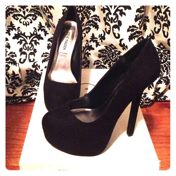 Steve Madden black suede pumps