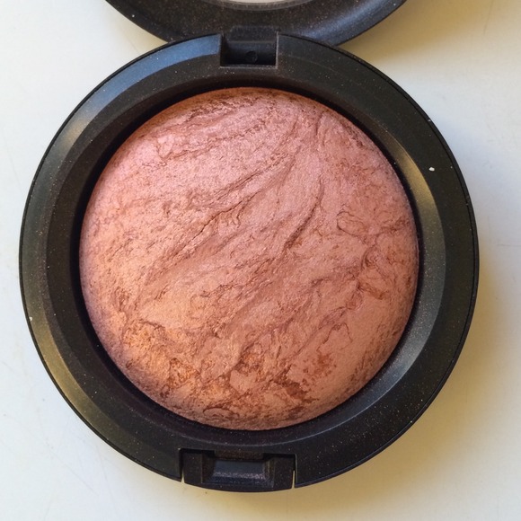 MAC ~ Light flush mineralize skinfinsh - Picture 2 of 3