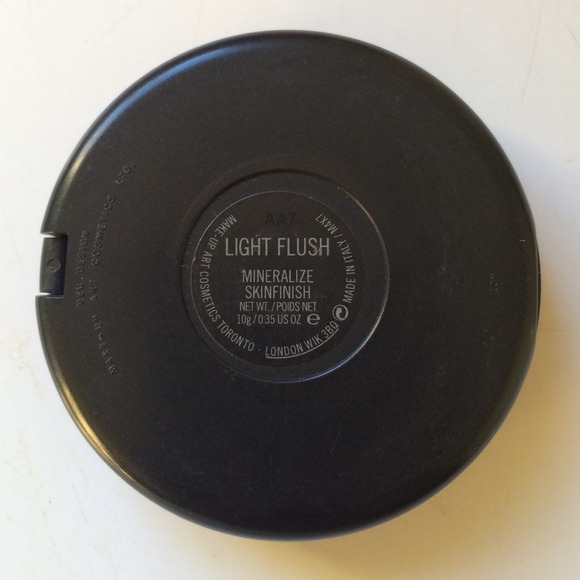 MAC ~ Light flush mineralize skinfinsh - Picture 3 of 3