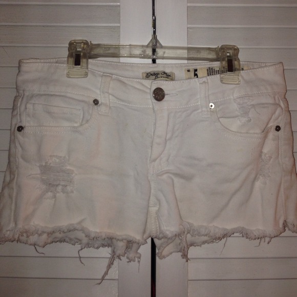 Cut off white shorts 🌸