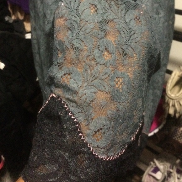 Lace dress - Picture 4 of 4