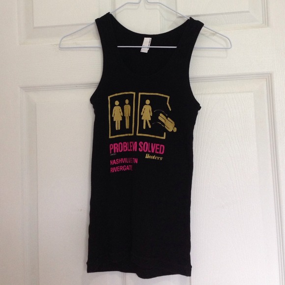 ❌SOLD IN BUNDLE❌Fun Hooters tank top