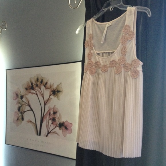 FINAL MARKDOWN Lauren Conrad blush pleated top. - Picture 2 of 4