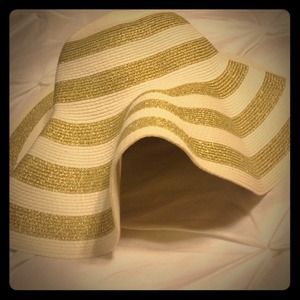 💃HP 7/13💃Metallic gold and white beach hat