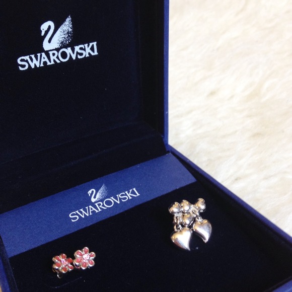 🌀TWO SWAROVSKI EARRING STUDS🌀 - Picture 1 of 3