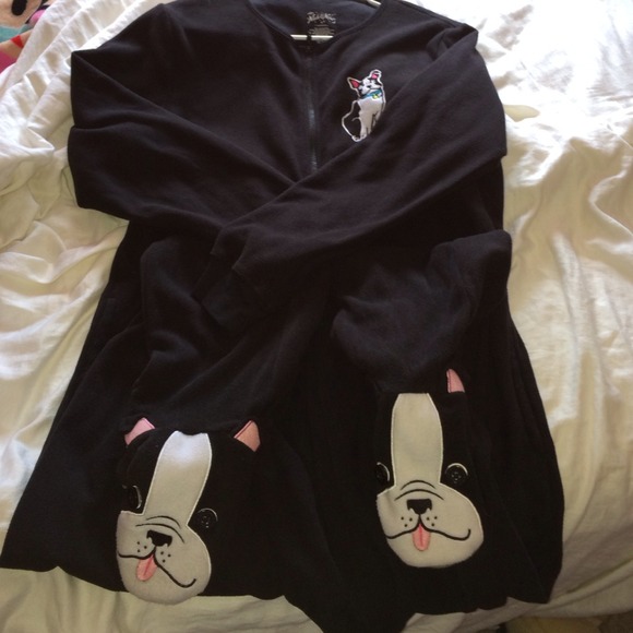 Medium sized onesie / Brand: Nick & Nora