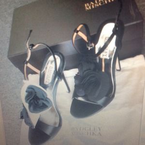 New badgley mischka randee t-strap sandals sz 7