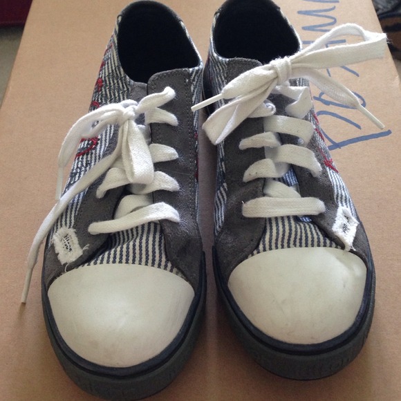 🎉must go sale🎉 LA Kitson sneakers