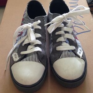 🎉must go sale🎉 LA Kitson sneakers