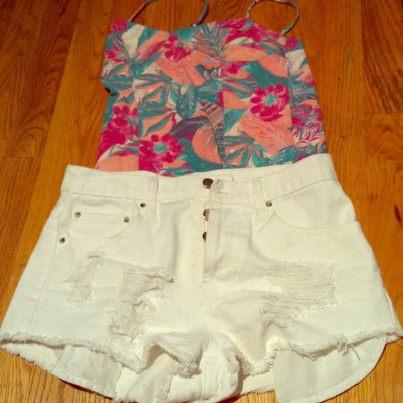 Cute white high waisted shorts - Picture 1 of 3