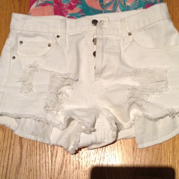Cute white high waisted shorts - Picture 2 of 3