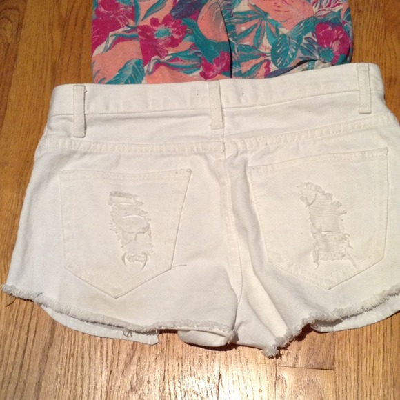 Cute white high waisted shorts - Picture 3 of 3
