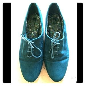 ON HOLD❗️ Gold rimmed green oxfords!