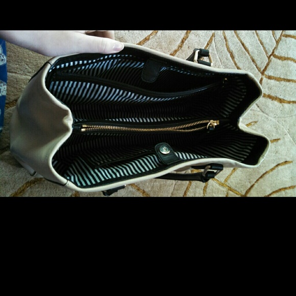 !SOLD! Kate Spade Handbag - Picture 3 of 4