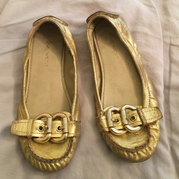 Women's Nine West golden flats. Size 6
