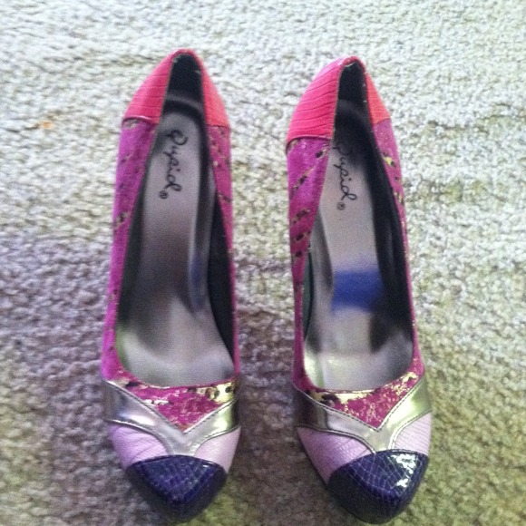 Multicolor 1940's Style Pumps - Picture 2 of 4
