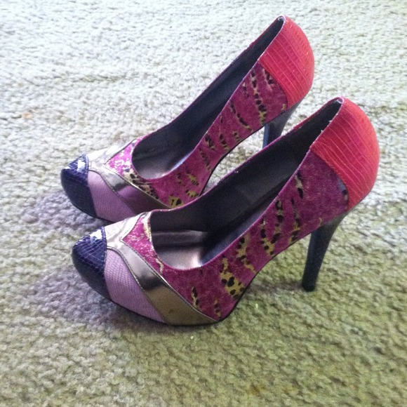 Multicolor 1940's Style Pumps - Picture 3 of 4