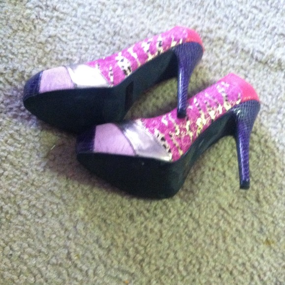 Multicolor 1940's Style Pumps - Picture 4 of 4