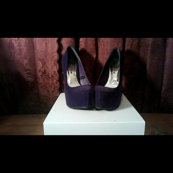 Purple pumps