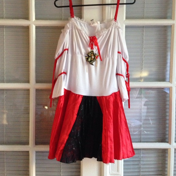 Spirit Halloween pirate girl costume - Picture 3 of 5