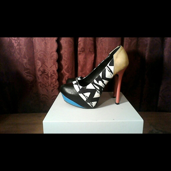 Multi color pumps