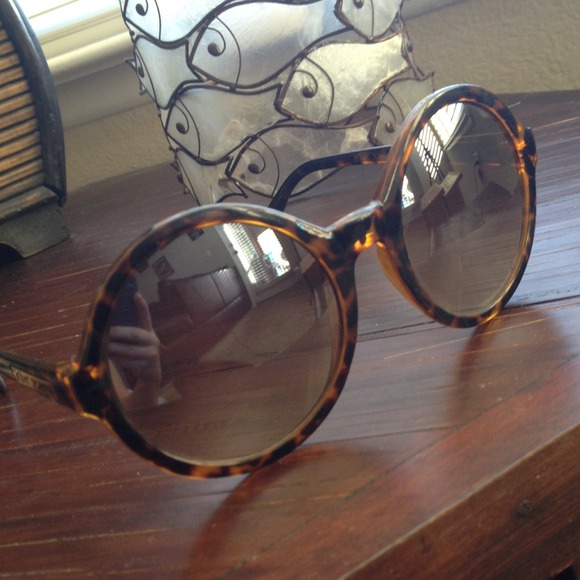 Betsey Johnson round lens Sunnies
