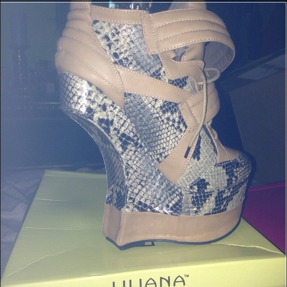 Excellent wedge Bootie - Picture 2 of 3