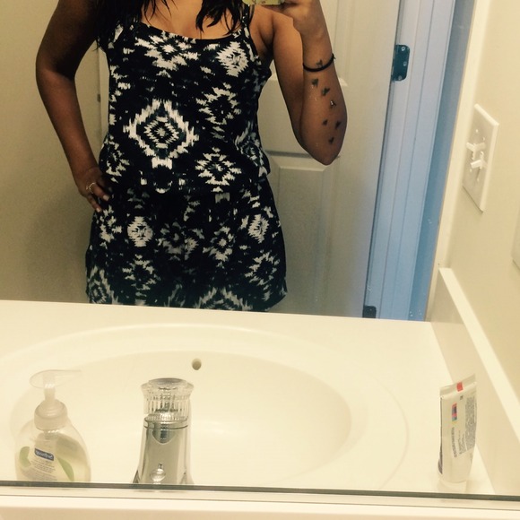 ‼️SWAPPED‼️Summertime romper - Picture 2 of 2