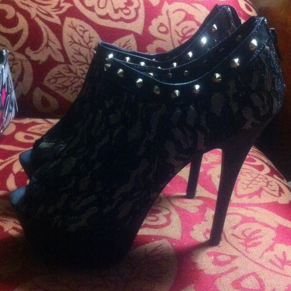 Heels - Picture 2 of 4