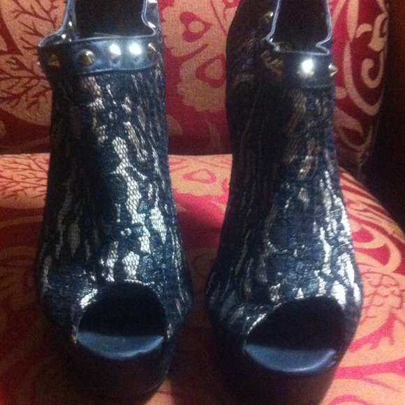 Heels - Picture 3 of 4