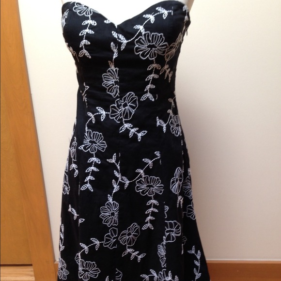 White House Black Market LBD w/white flower detail