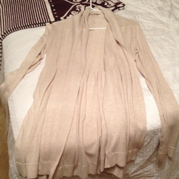 Kensie oatmeal colored cardigan