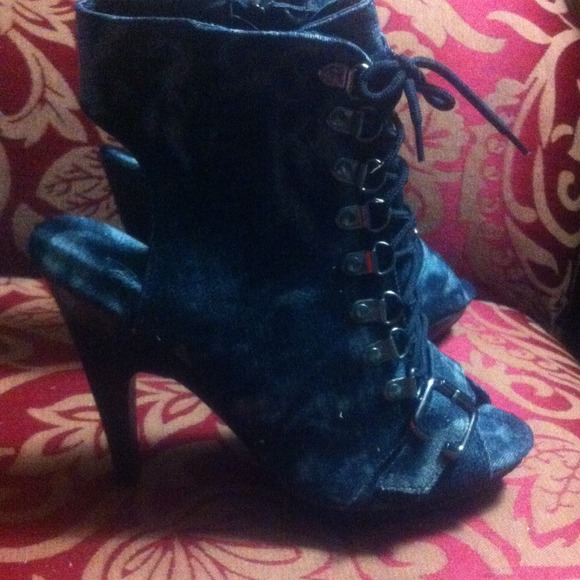 Shoes - Picture 2 of 4