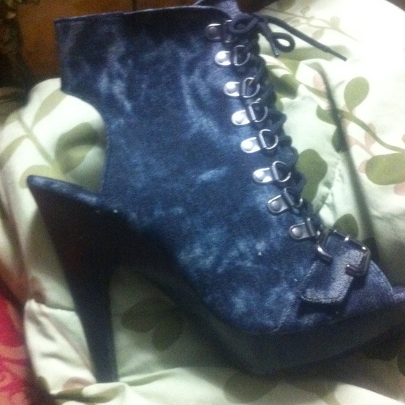 Shoes - Picture 3 of 4