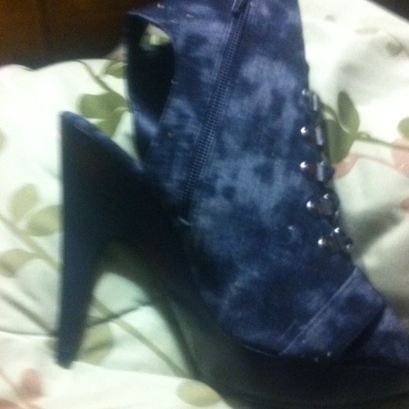 Shoes - Picture 4 of 4