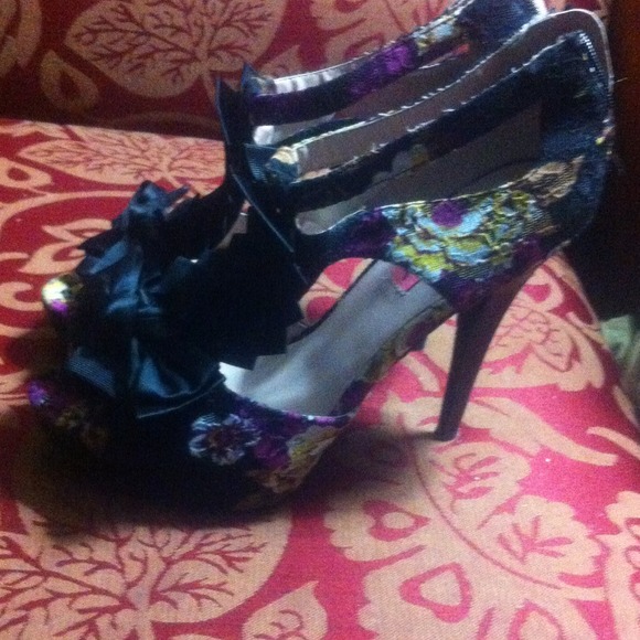 Heels - Picture 2 of 3