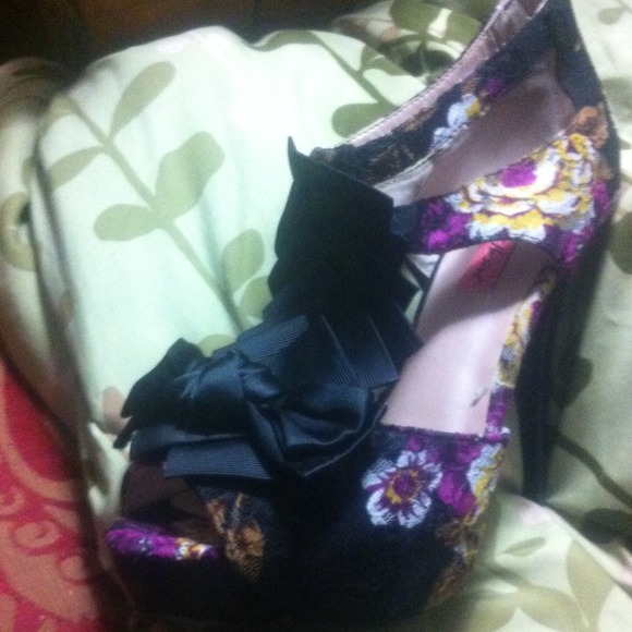 Heels - Picture 3 of 3