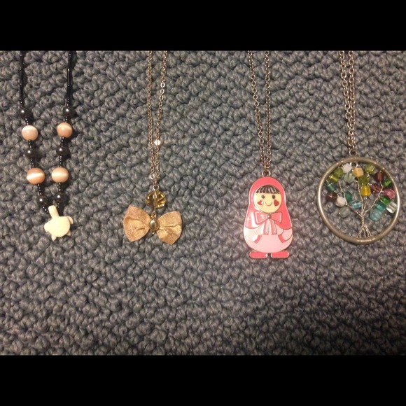 Cute necklaces with small pendants - Picture 3 of 3