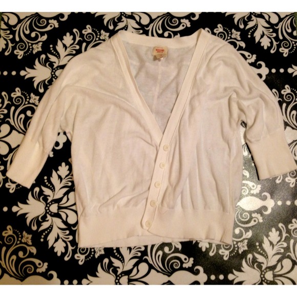 A simple white loose fitting cardigan 😊