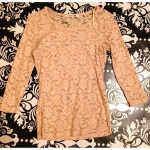 An all lace blush 3/4 length blouse 😊