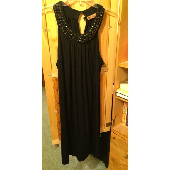 A formal black dress😊